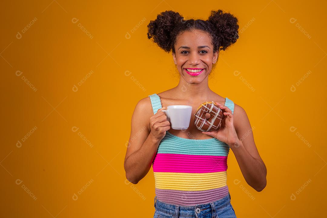 Linda Garota Afro com Xícara de leite Quente e Rosquinha