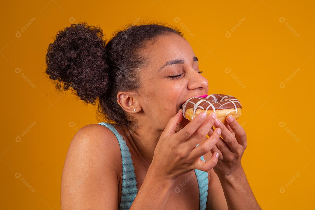 Linda Jovem Afro comendo Rosquinha