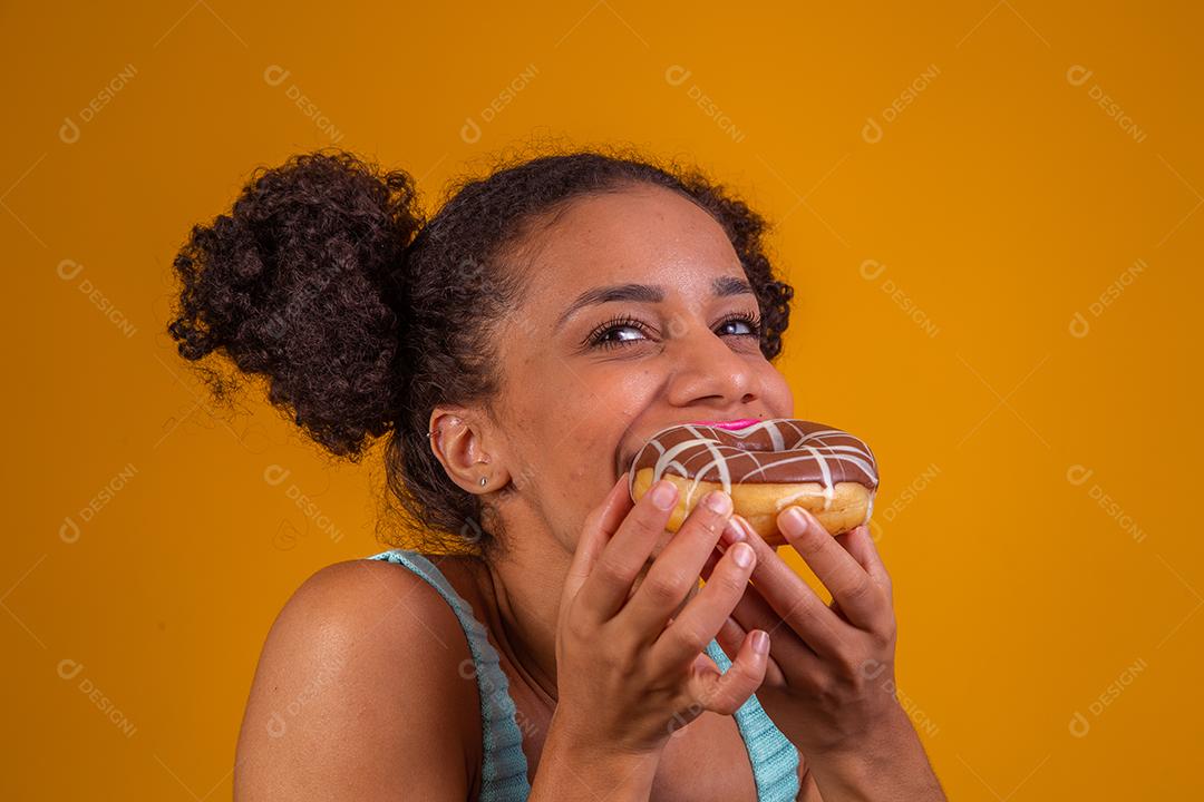 Linda Jovem Afro comendo Rosquinha