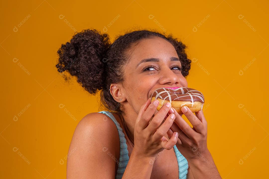 Linda Jovem Afro comendo Rosquinha
