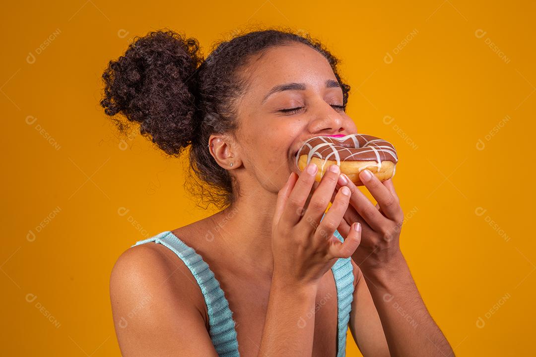 Linda Jovem Afro comendo Rosquinha