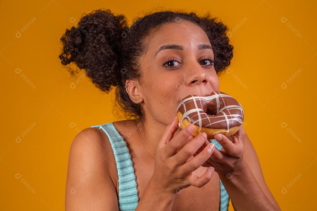 Linda Jovem Afro comendo Rosquinha