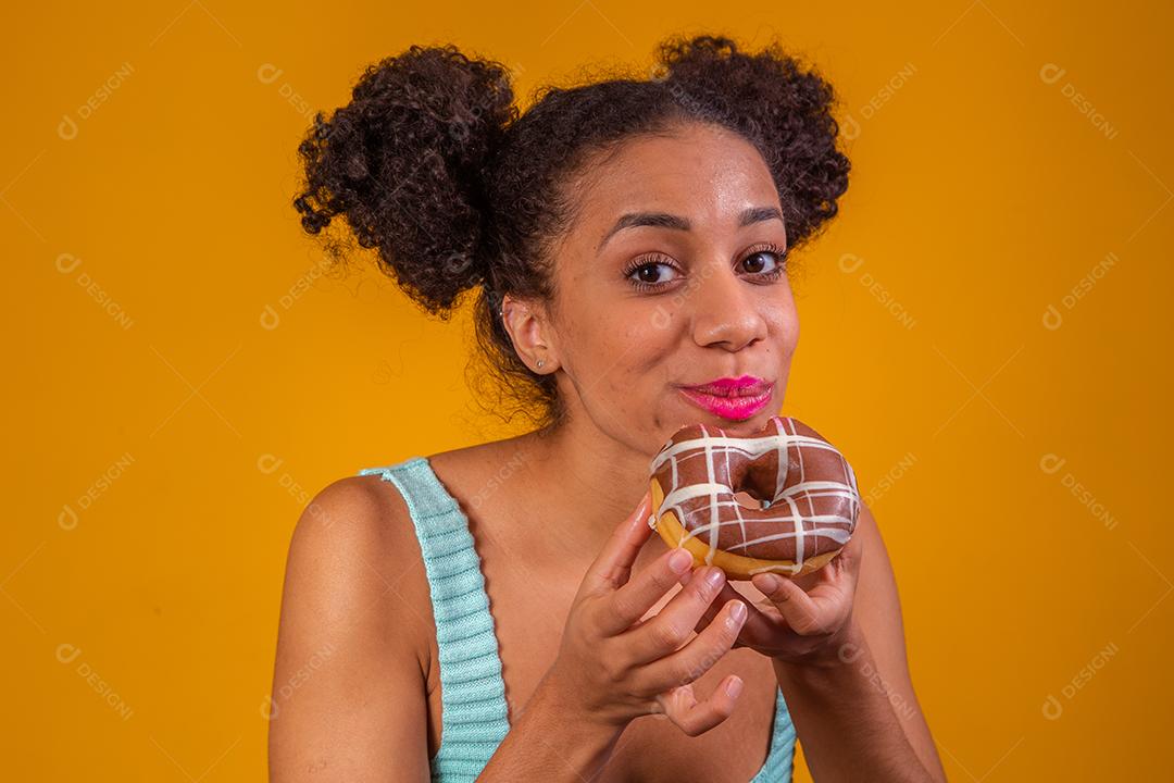 Linda Jovem Afro comendo Rosquinha