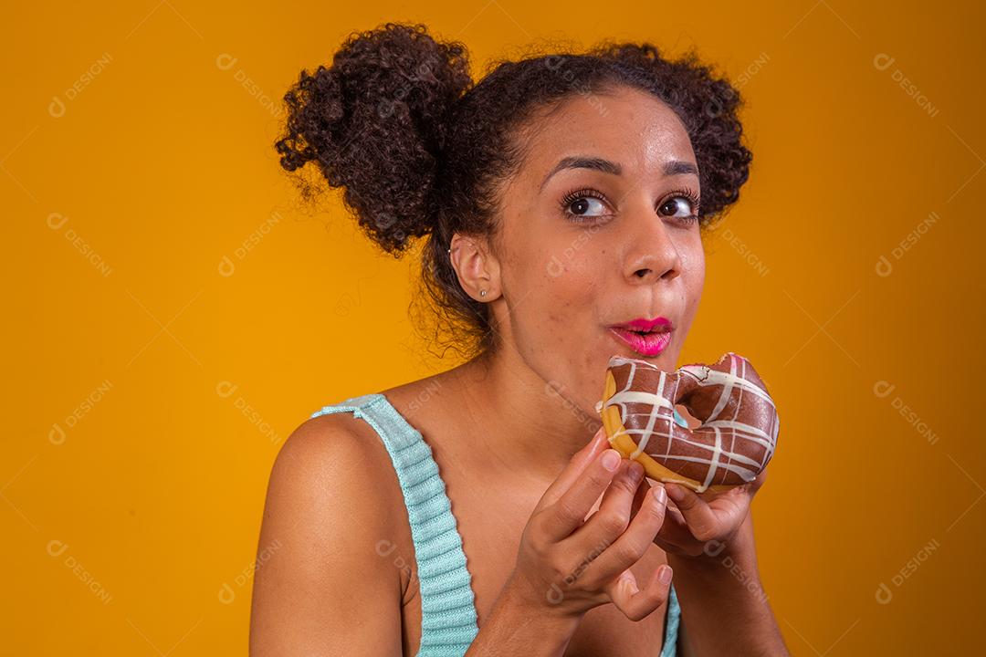 Linda Jovem Afro comendo Rosquinha