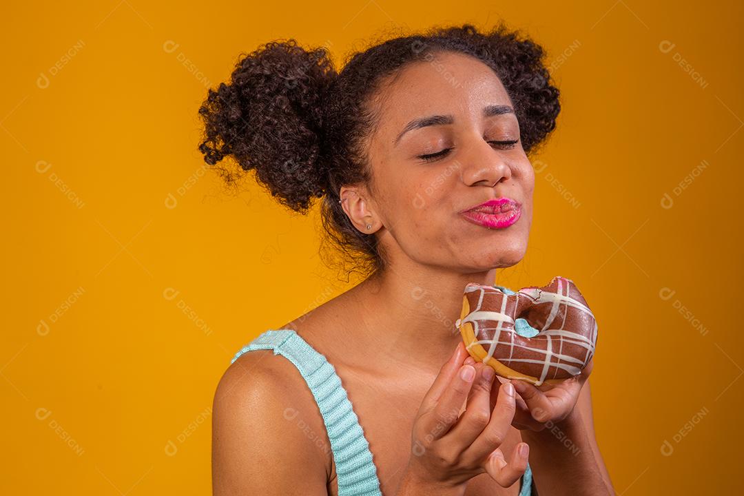 Linda Jovem Afro comendo Rosquinha