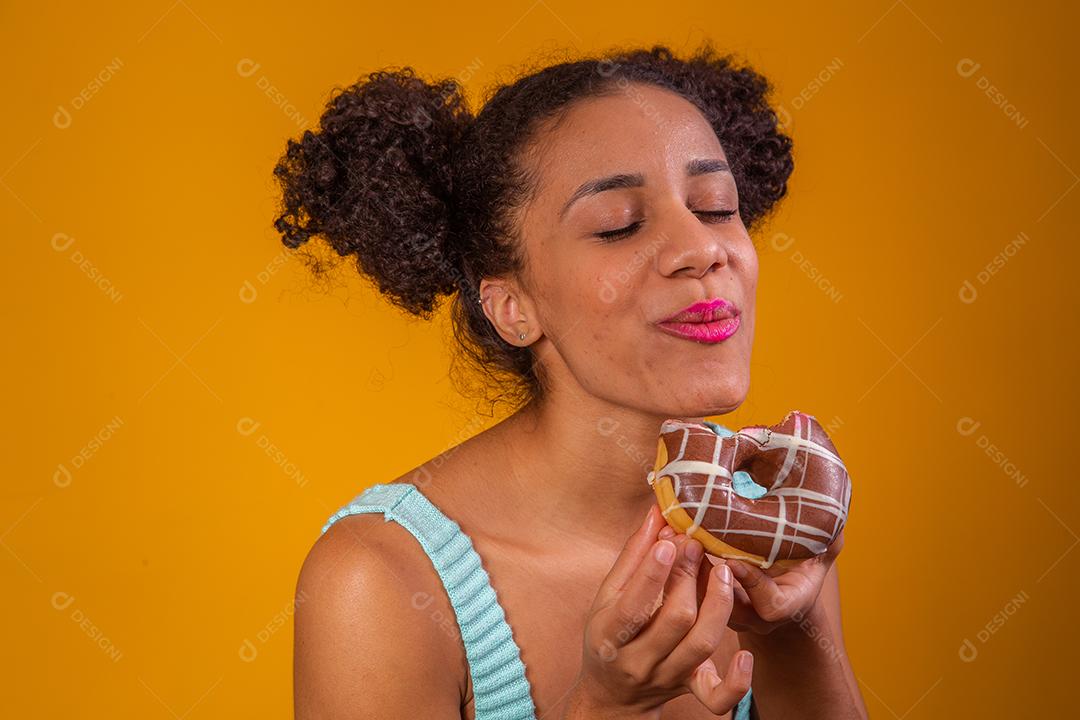 Linda Jovem Afro comendo Rosquinha