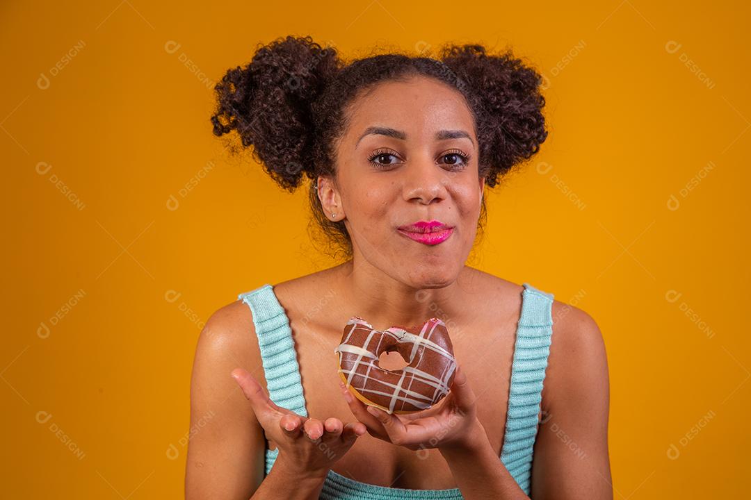 Linda Jovem Afro com rosquinha