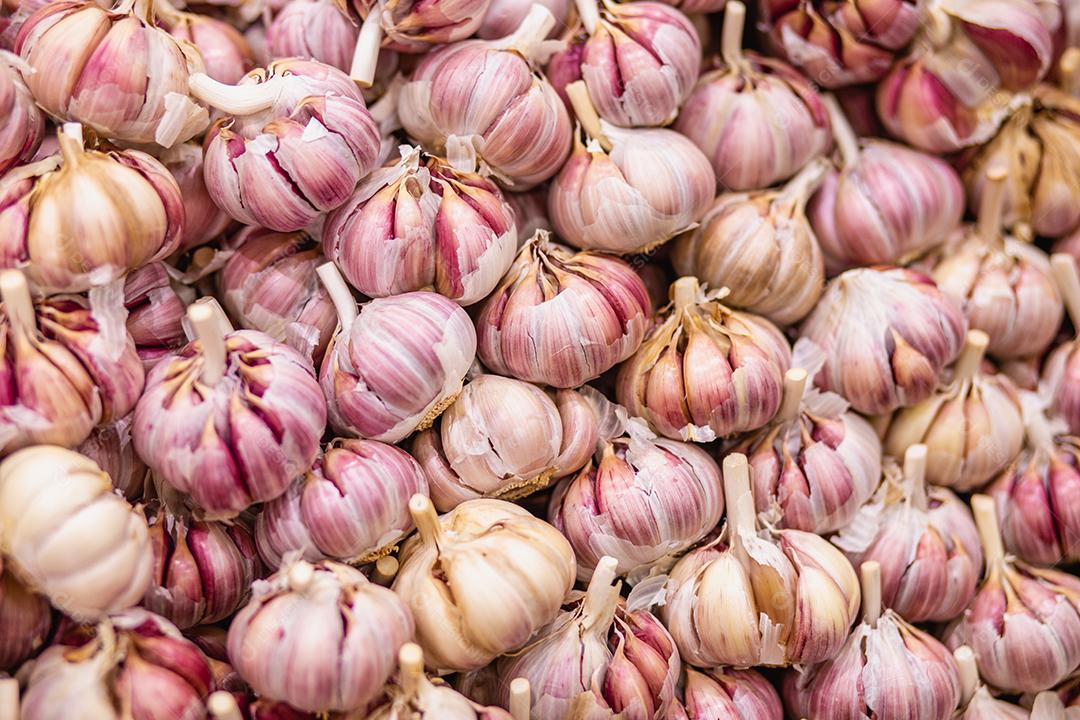 Alho sobre pratileiras mercado verduras