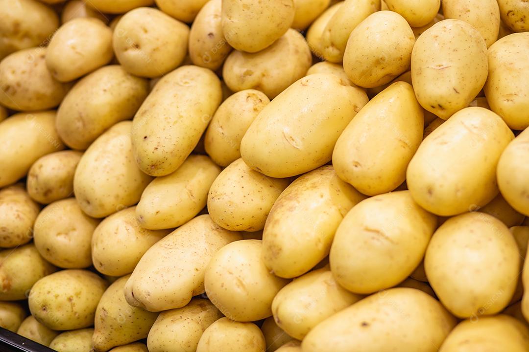 alimentos de batatas vegetais crus no mercado para textura e plano de fundo.