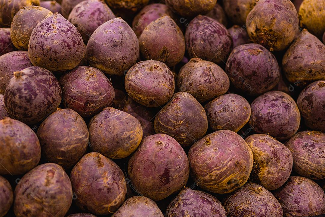 pilha de beterraba no supermercado