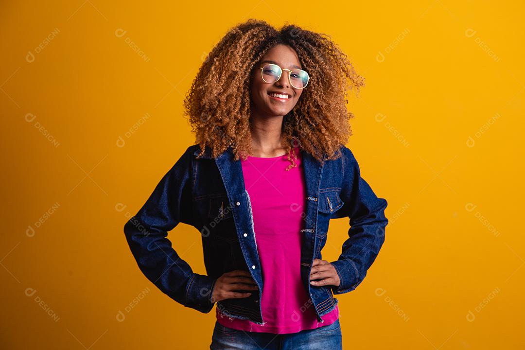 Retrato de uma linda mulher negra sorridente em copos.