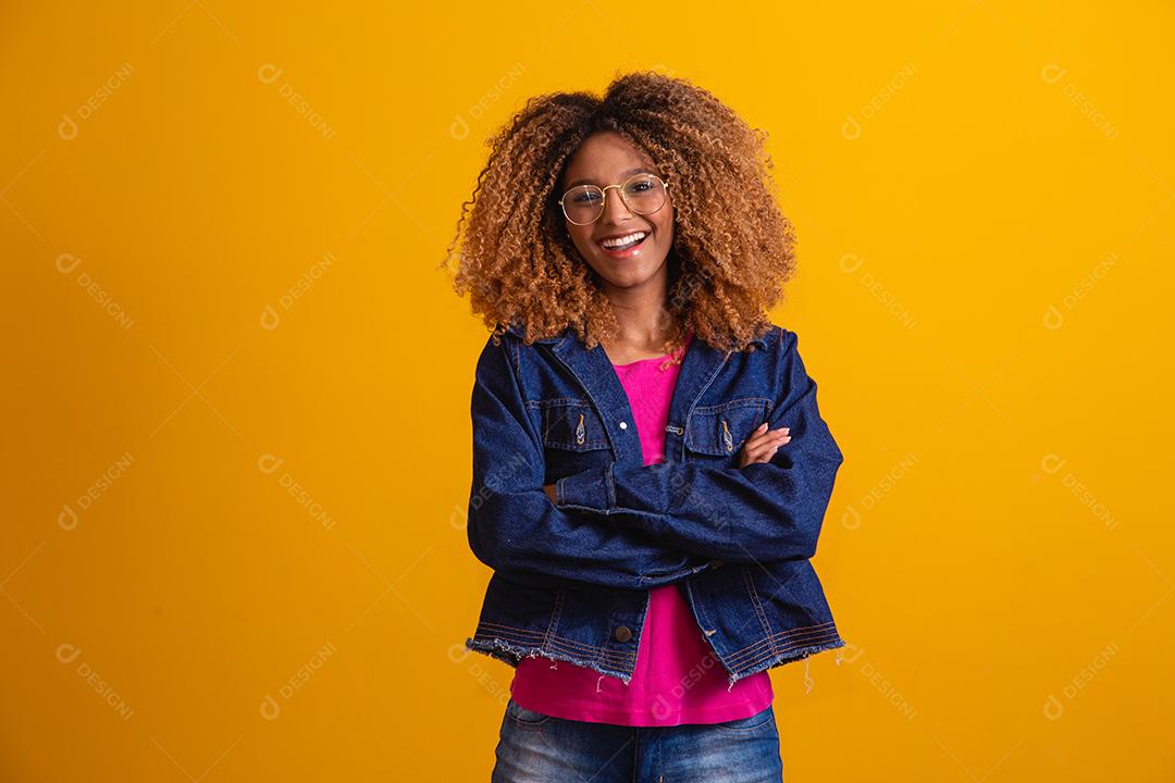 Retrato de uma linda mulher negra sorridente em copos.