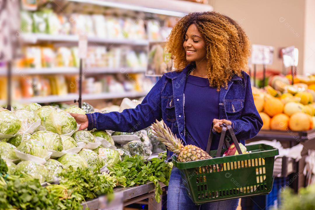 Mulher morena segurando cestas mercado supermercado