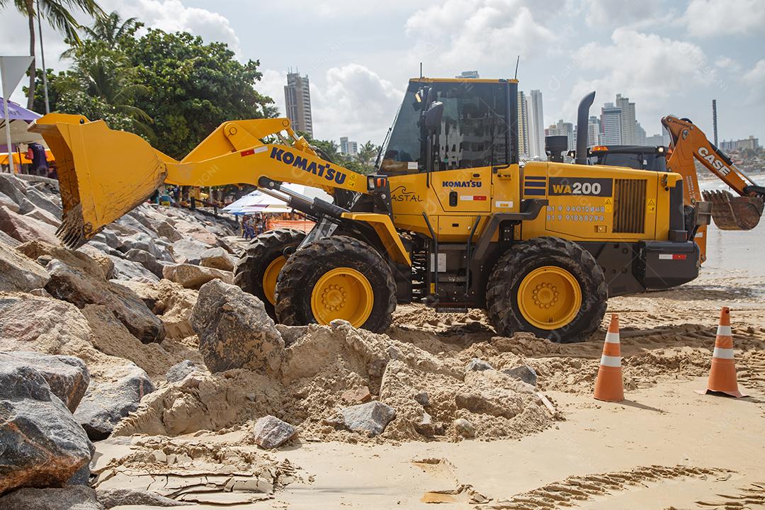 Natal, Rio Grande do Norte, Brasil - 12 de março de 2021: Imagem do trator na praia do Morro do careca em Natal RN
