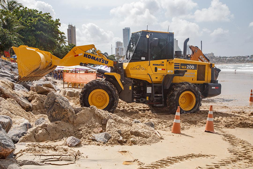 Natal, Rio Grande do Norte, Brasil - 12 de março de 2021: Imagem do trator na praia do Morro do careca em Natal RN