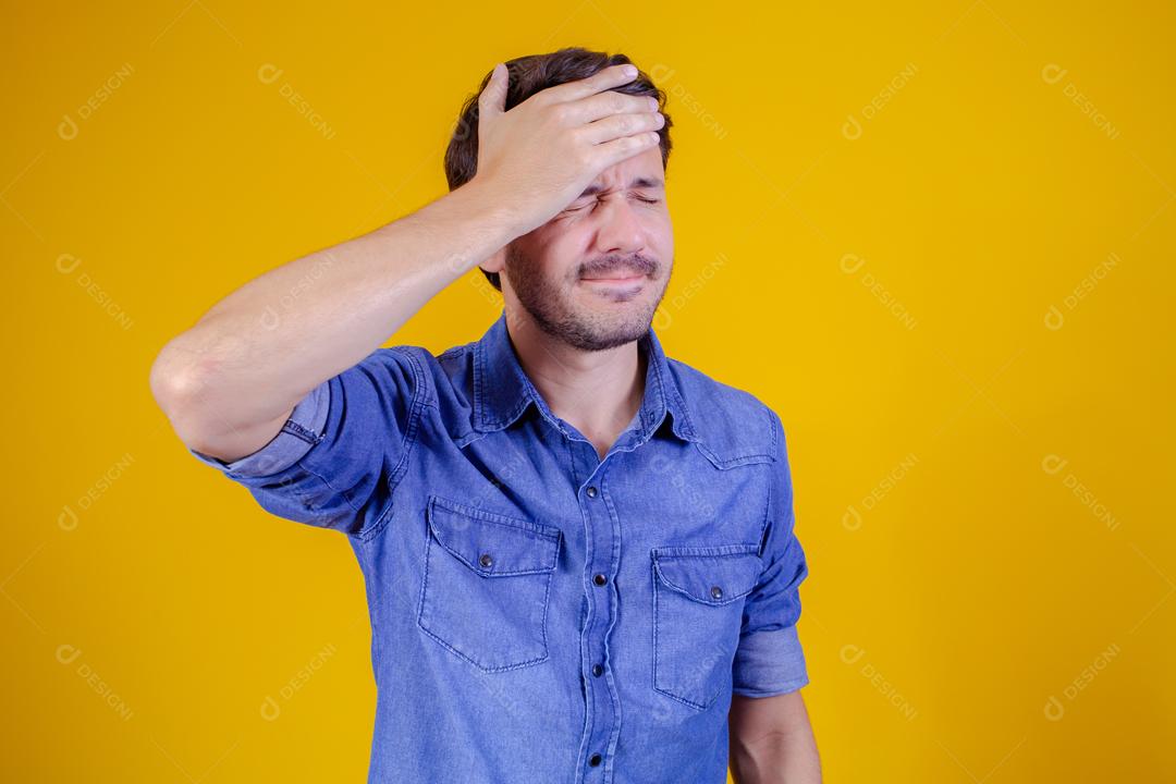 Homem esquecido e confuso sobre fundo amarelo