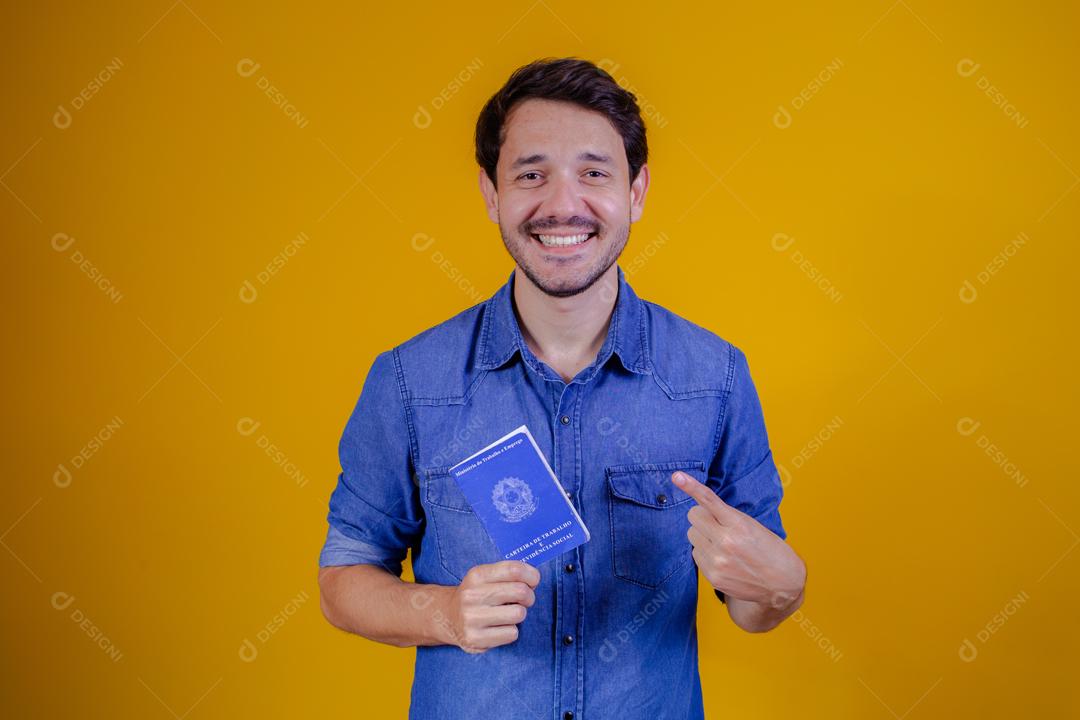 Homem brasileiro com carteira de trabalho documental e segurança social