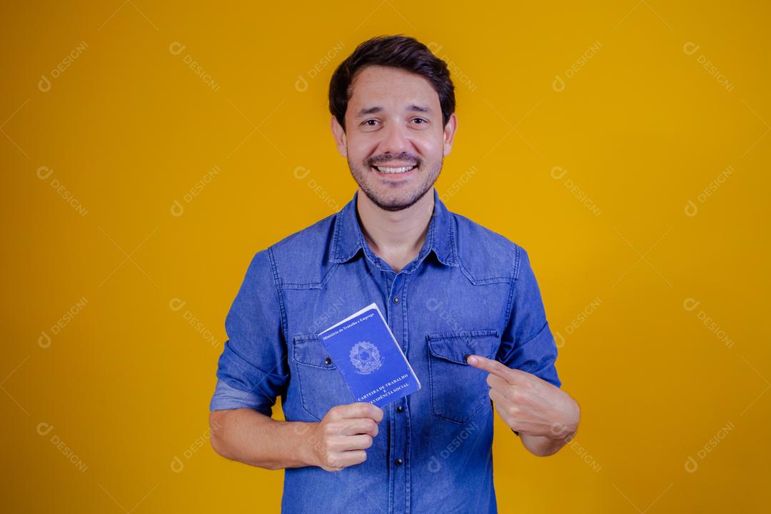 Homem brasileiro com carteira de trabalho documental e segurança social
