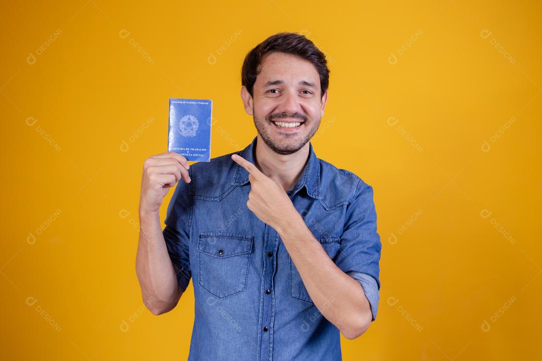 Homem brasileiro com carteira de trabalho documental e segurança social