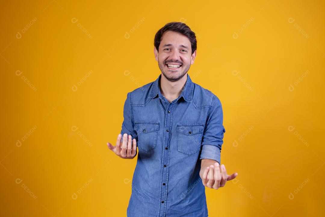 Homem brasileiro com gesto de chamamento com as duas mãos