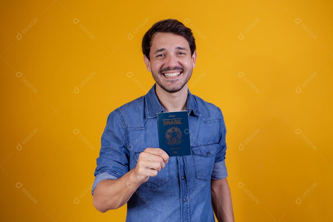 Homem brasileiro com carteira de trabalho documental e segurança social