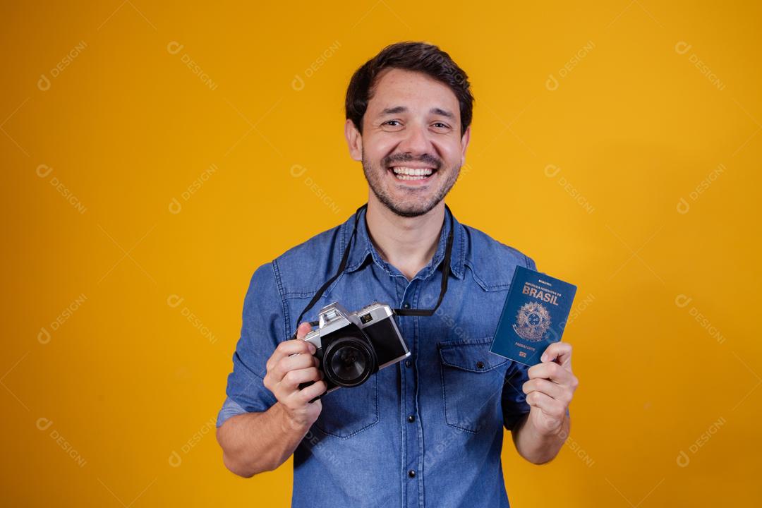 Homem brasileiro com carteira de trabalho documental e segurança social e câmera
