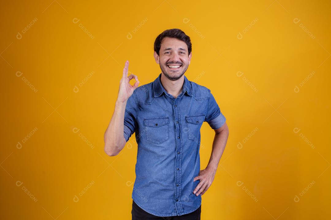 Fotógrafo em fundo amarelo homem com uma câmera fotográfica