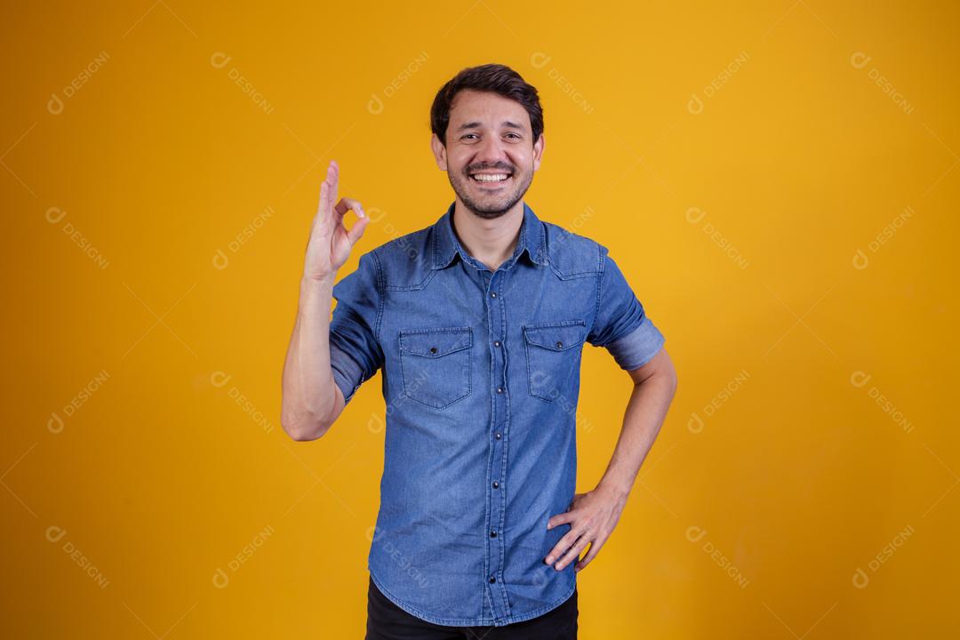 Homem com camisa jeans em fundo amarelo homem Mão Com Gestos