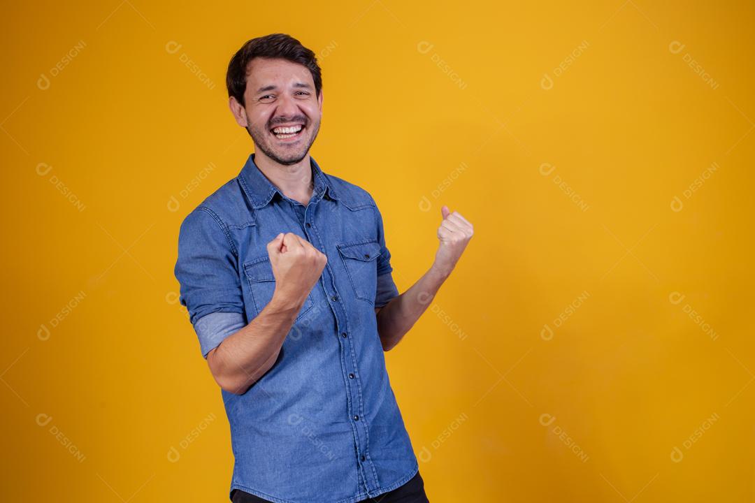 Homem com camisa jeans em fundo amarelo homem Mão Com Gestos