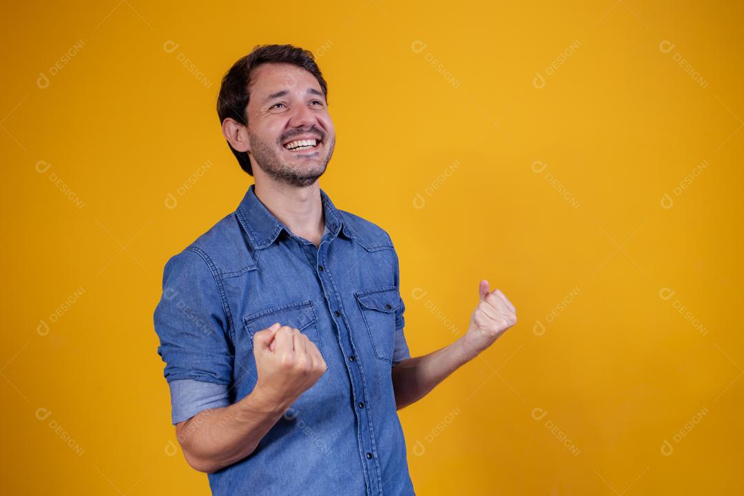 Homem com camisa jeans em fundo amarelo homem Mão Com Gestos