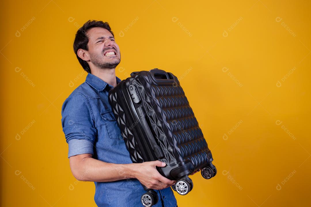 Homem brasileiro Segurando Mala Preta