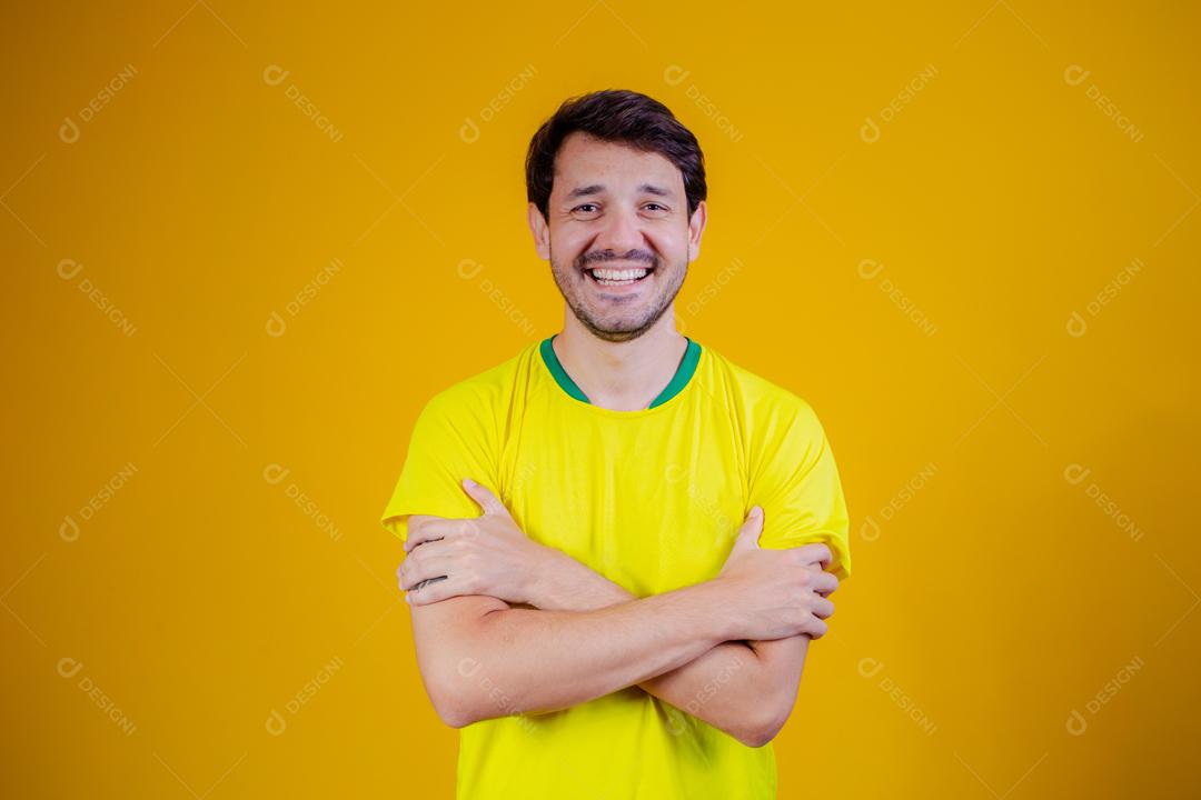 Homem com camisa amarela torcedor do brasil