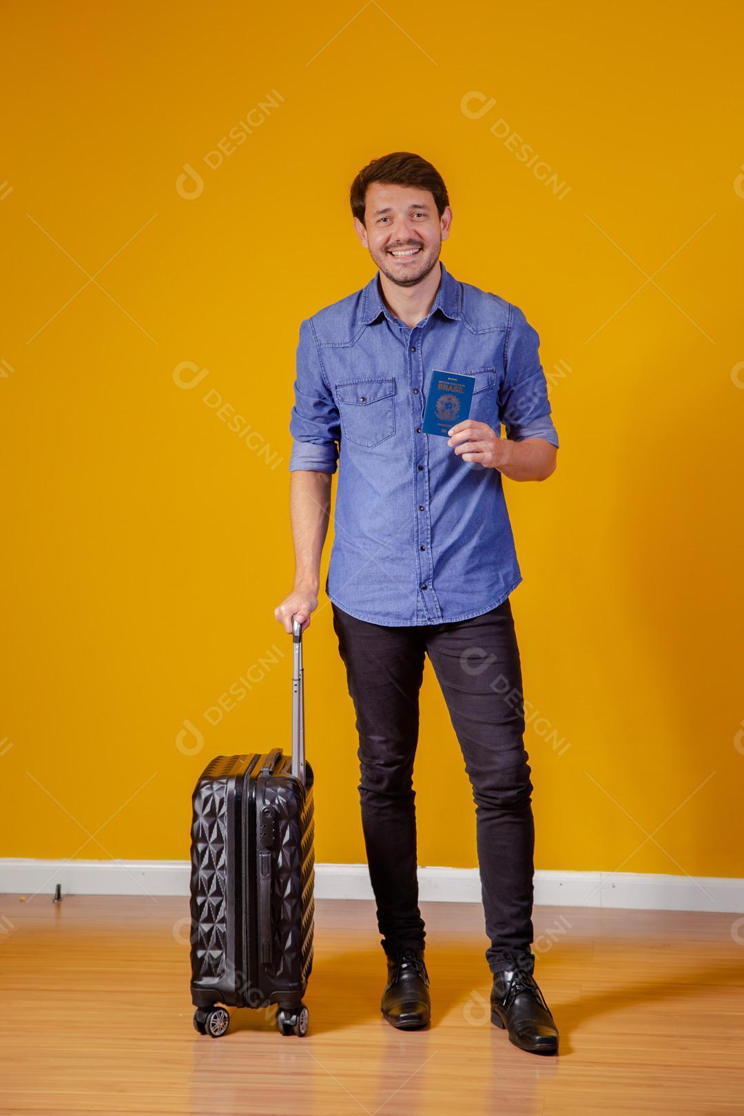 Homem com roupa social segurando mala preta e passaporte