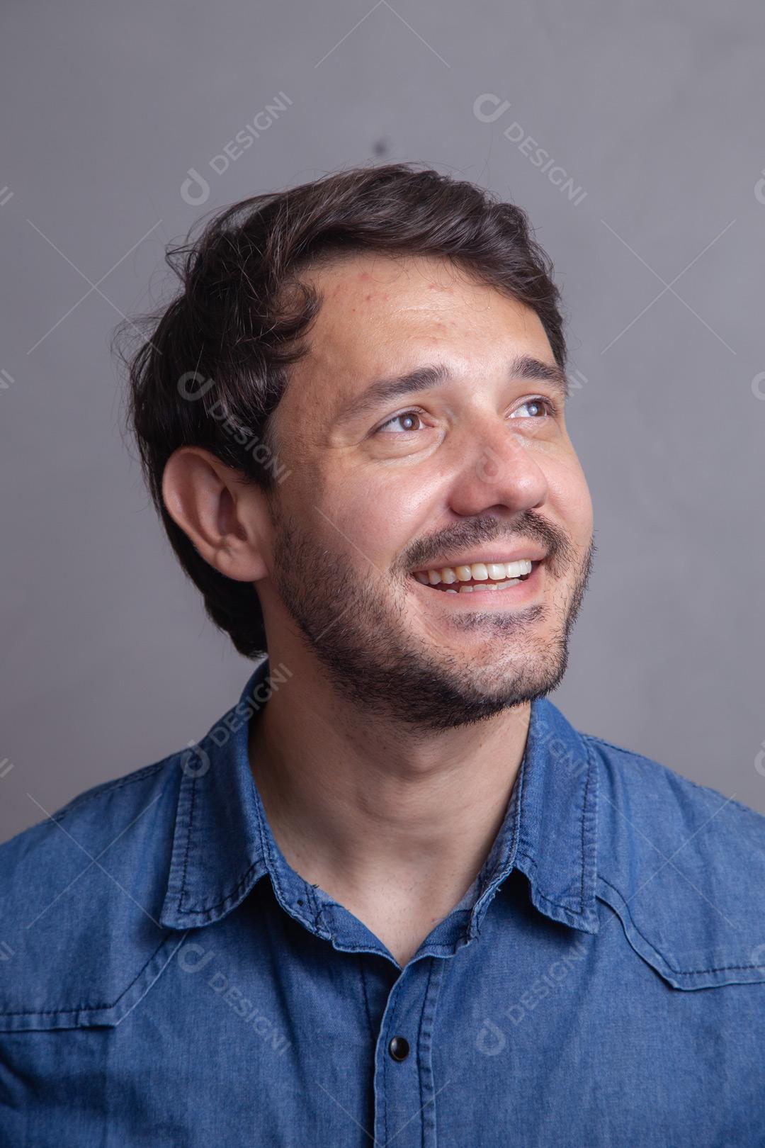 Homem  com roupa social camisa jeans e expressão de seria