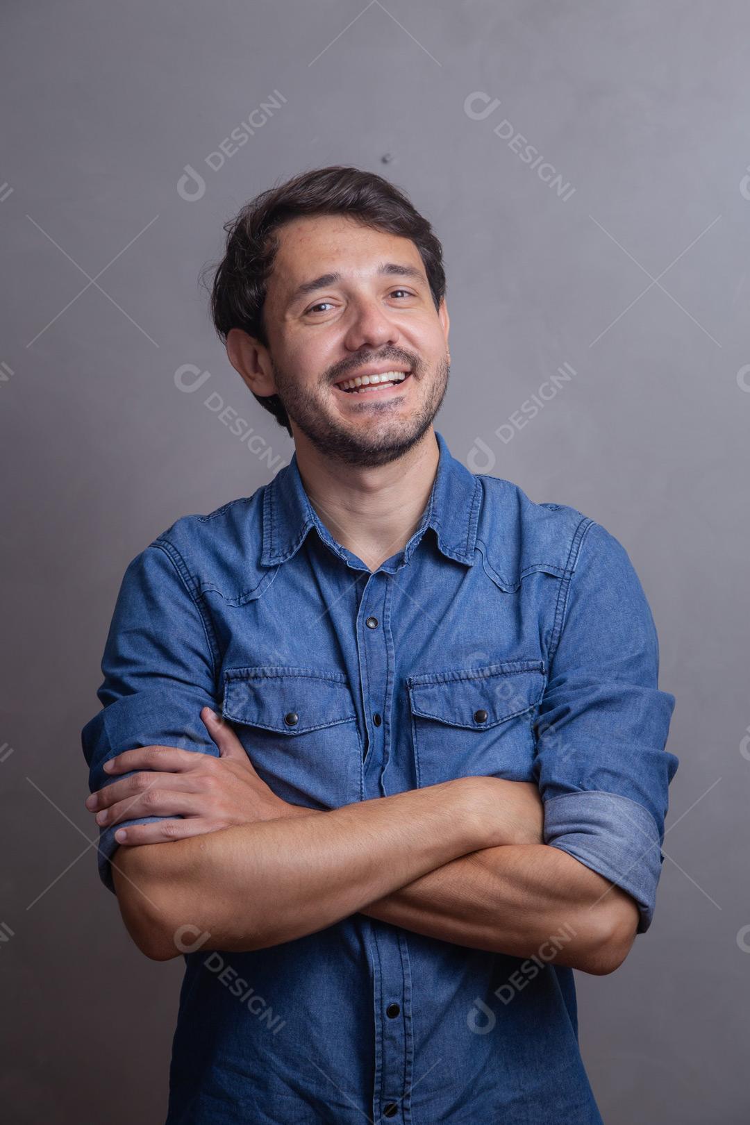 Homem  com roupa social camisa jeans e expressão de felicidade