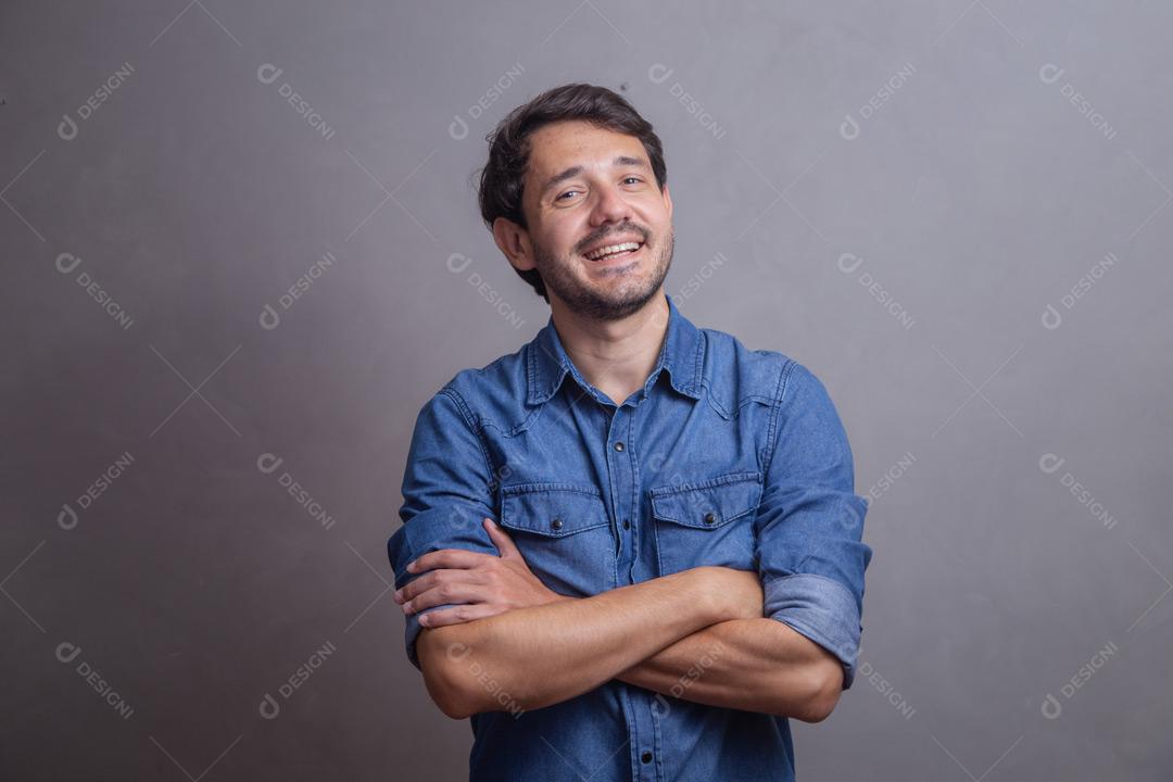 Homem  com roupa social camisa jeans e expressão de felicidade