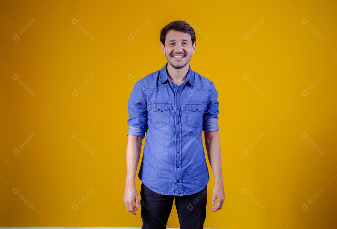 Homem  com roupa social camisa jeans e expressão de felicidade