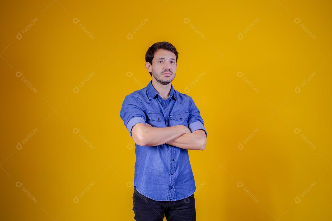 Homem com roupa social camisa jeans e expressão de felicidade