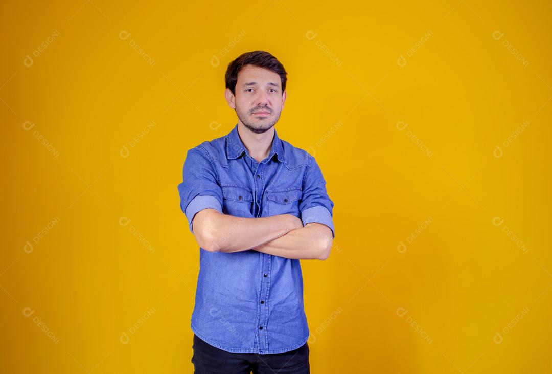 Homem com roupa social camisa jeans e expressão de felicidade