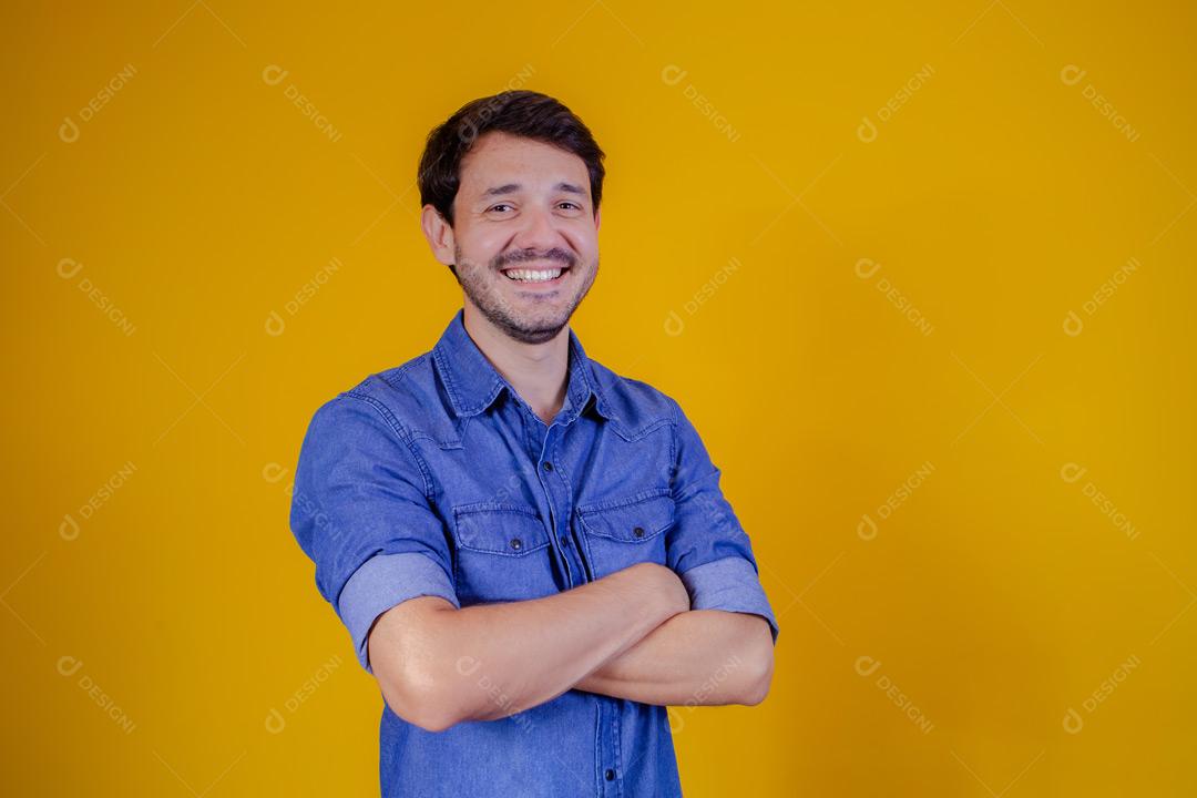 Homem com roupa social camisa jeans e expressão de felicidade