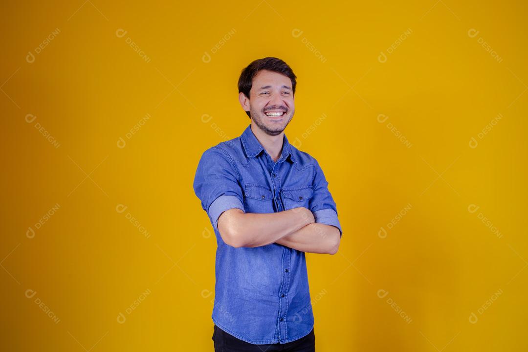 Homem com roupa social camisa jeans e expressão de felicidade