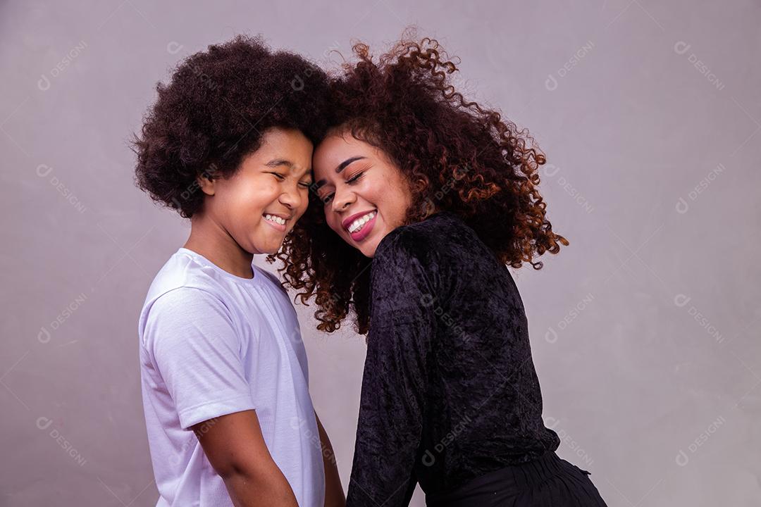 Mãe afro americana com filho em fundo cinza