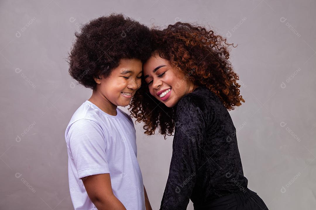Mãe afro americana com filho em fundo cinza