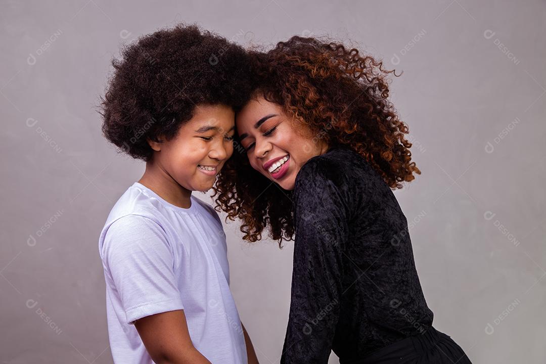 Mãe afro americana com filho em fundo cinza