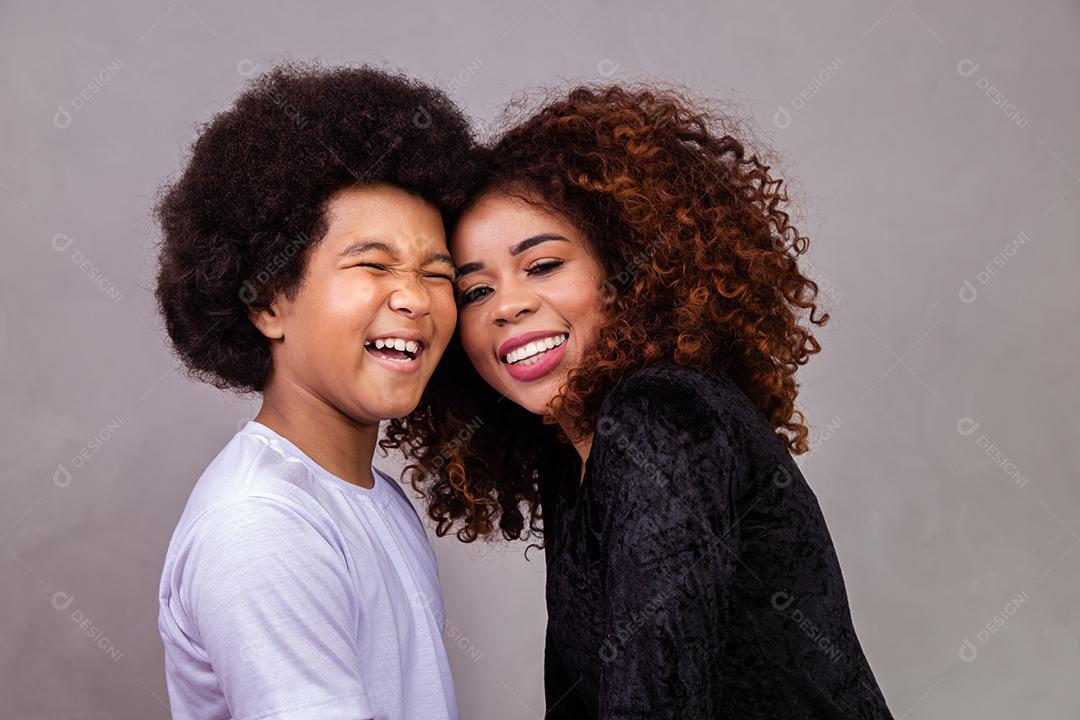 Mãe afro americana com filho em fundo cinza