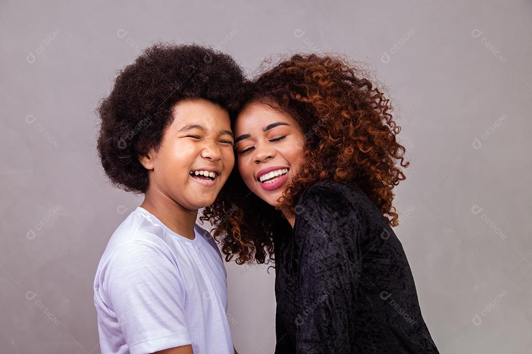 Mãe afro americana com filho em fundo cinza