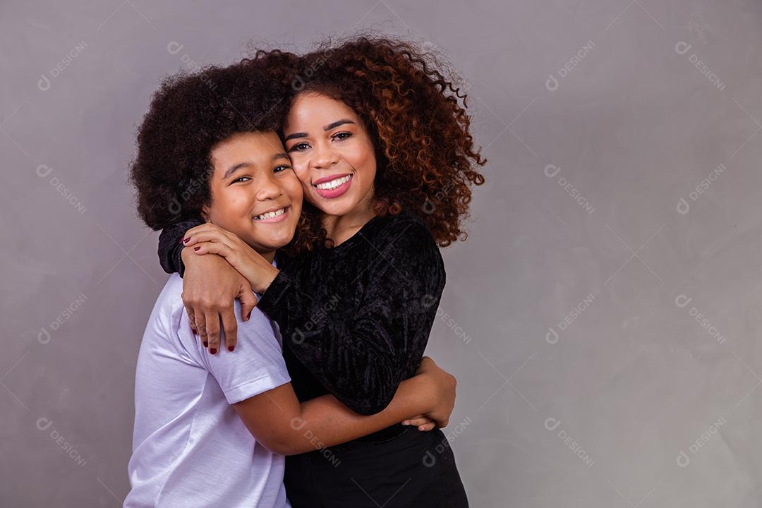 Mãe afro americana com filho em fundo cinza