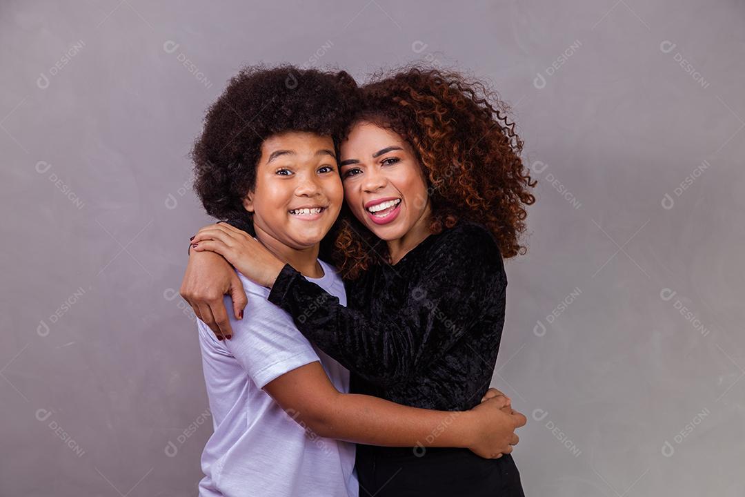 Mãe afro americana com filho em fundo cinza