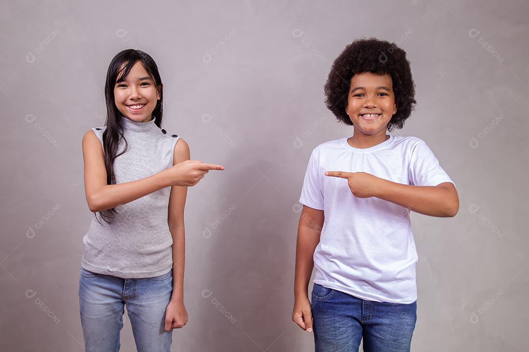 Casal de Crianças Apontando um para o outro