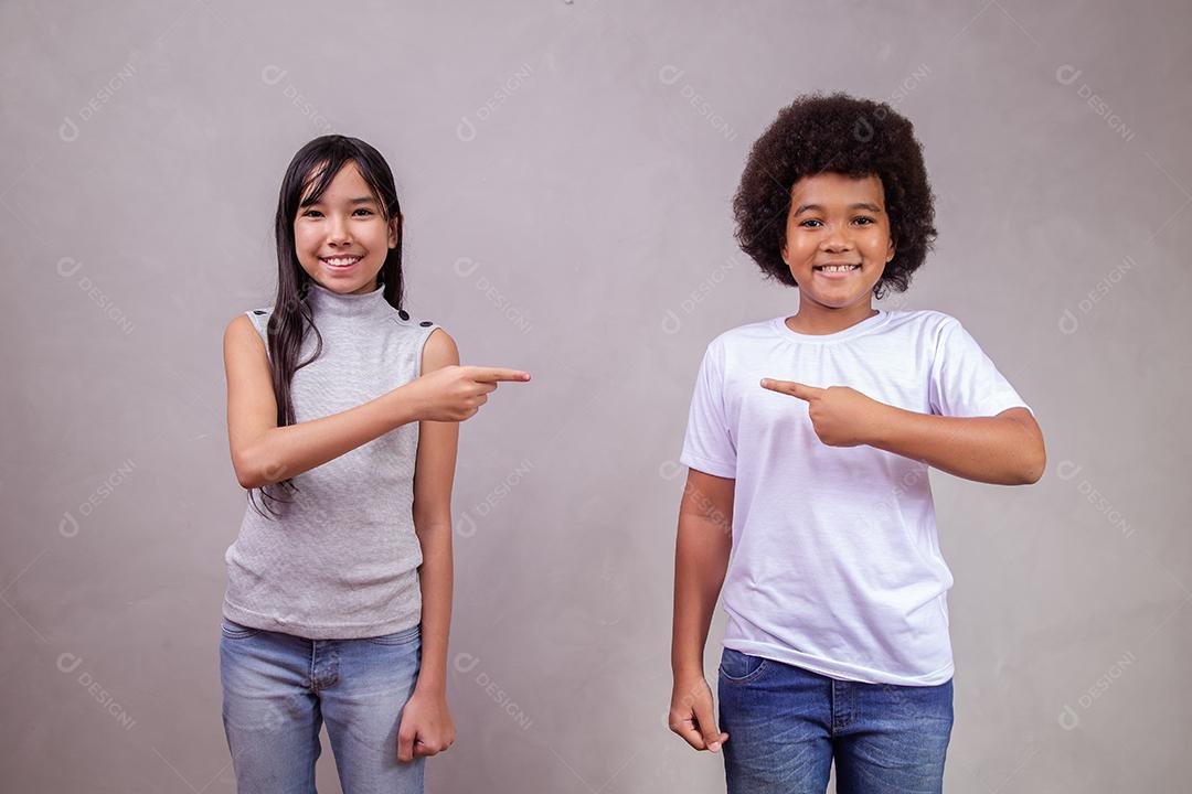 Casal de Crianças Apontando um para o outro